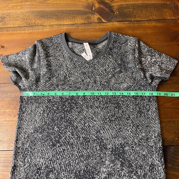 Lululemon Swiftly Breathe Short Sleeve Floral Fauna Black Rhino Grey Women's 8 - Picture 1 of 3